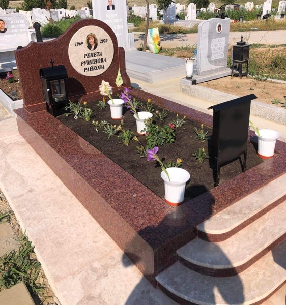 Паметник от червен гранит с размери 100/80/6 см, със залепена кръгла плоча от мрамор, с цветна порцеланова снимка и вдълбан черен надпис, постамент 100/20/6 см, висок и широк облицован бордюр 20/20 от червен гранит, три стълбички, мраморна пътека, бетонна основа, общ изглед