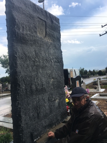 Гръб на паметника с гнездо за правоъгълна порцеланова снимка