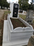 Паметник с размери 120/80/6 см, с орнаменти рози, залепена черна плоча с гравиран портрет и гравирани надписи, цветна порцеланова снимка, мраморни вази, постамент 100/20/6 см, масивни бордюри с масивни орнаменти отгоре, висок облицован бордюр, мраморна пътека, общ изглед