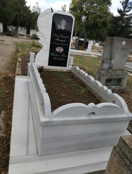 Паметник с размери 120/80/6 см, с орнаменти рози, залепена черна плоча с гравиран портрет и гравирани надписи, цветна порцеланова снимка, мраморни вази, постамент 100/20/6 см, масивни бордюри с масивни орнаменти отгоре, висок облицован бордюр, мраморна пътека, общ изглед