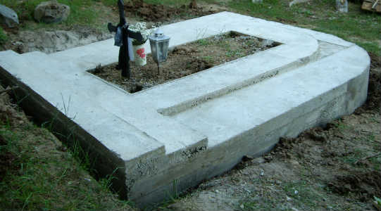 бетонна основа за паметник