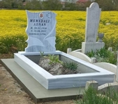 Monument musulman cu semilună și stea, fotografie eliptică colorată din porțelan, inscripție cu litere negre sculptate, piedestal, bordură cu gresie, alee de beton, bază de beton