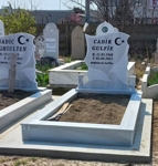 Monument musulman cu semilună și stea, inscripție cu litere negre sculptate, două vaze rotunde, piedestal, bordură din gresie, bază de beton