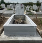 Monument musulman cu semilună și stea, fotografie dreptunghiulară colorată din porțelan, inscripție cu litere albe sculptate, piedestal, bordură înaltă cu gresie, bază din beton