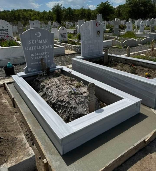 Monument musulman cu semilună și stea, inscripție cu litere albe sculptate, ornamente, piedestal, bordură cu gresie, bază de beton