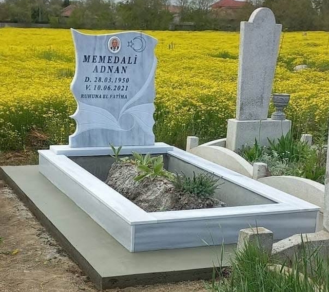 Monument musulman cu semilună și stea, fotografie eliptică colorată din porțelan, inscripție cu litere negre sculptate, piedestal, bordură cu gresie, alee de beton, bază de beton