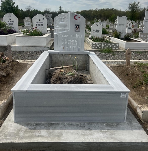 Monument musulman cu semilună și stea, fotografie dreptunghiulară colorată din porțelan, inscripție cu litere albe sculptate, piedestal, bordură înaltă cu gresie, bază din beton